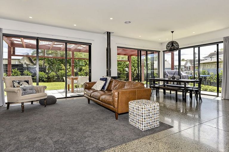 Photo of property in 44a Taikata Road, Te Atatu Peninsula, Auckland, 0610