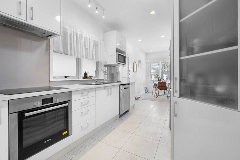 Photo of property in 2/184 Bucklands Beach Road, Bucklands Beach, Auckland, 2012