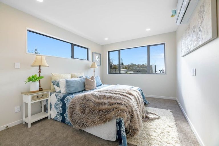 Photo of property in 12 September Place, Forrest Hill, Auckland, 0620