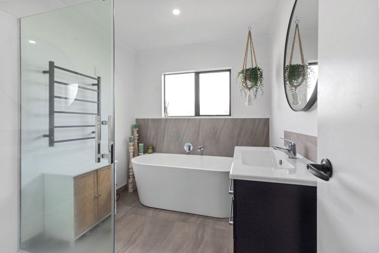 Photo of property in 10a Hayley Grove, Papamoa Beach, Papamoa, 3118