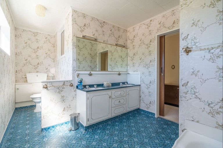 Photo of property in 10 Rewarewa Crescent, Waikanae, 5036