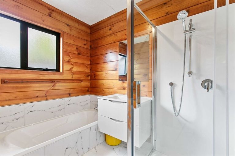 Photo of property in 2/24 Kaipatiki Road, Glenfield, Auckland, 0629