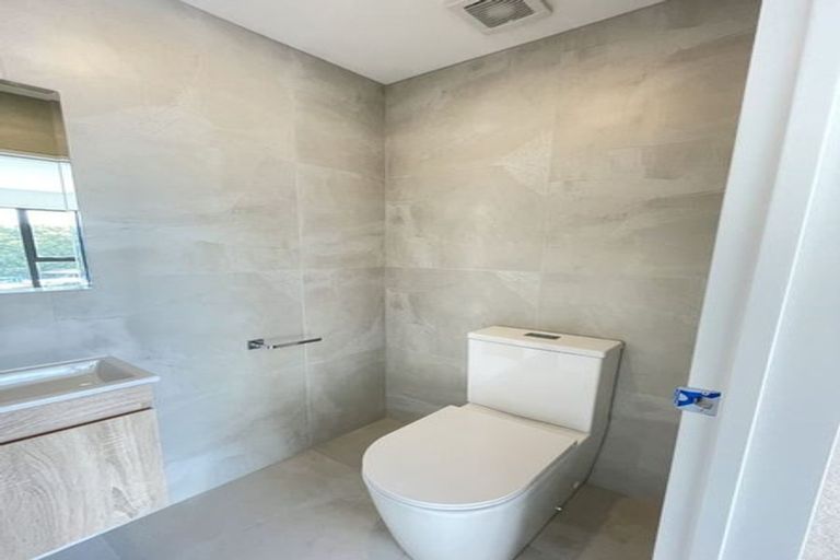 Photo of property in 5/107 Hobsonville Road, West Harbour, Auckland, 0618