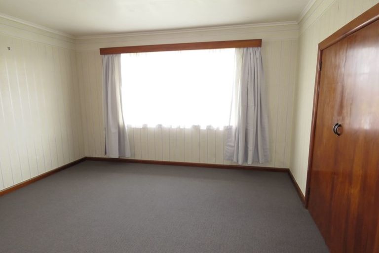 Photo of property in 33 Savoy Road, Glen Eden, Auckland, 0602