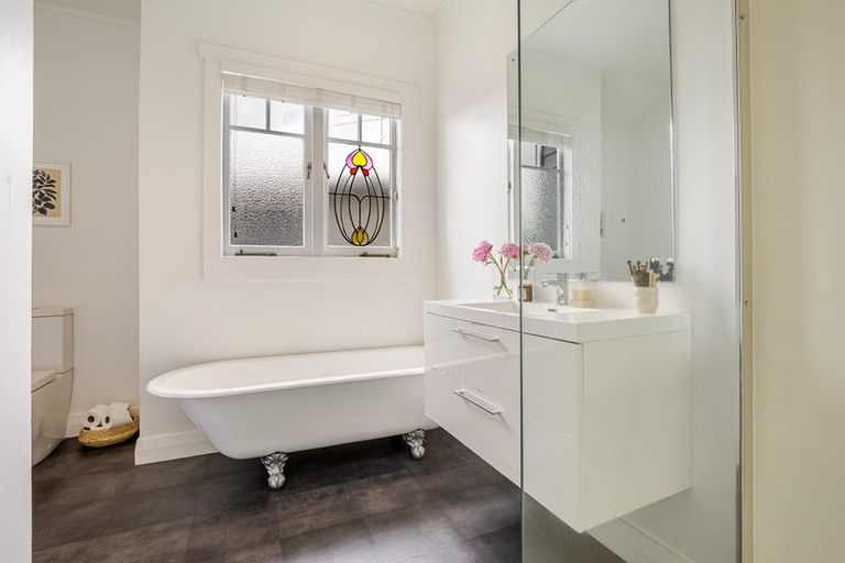 Photo of property in 12 Rewarewa Road, Te Atatu Peninsula, Auckland, 0610