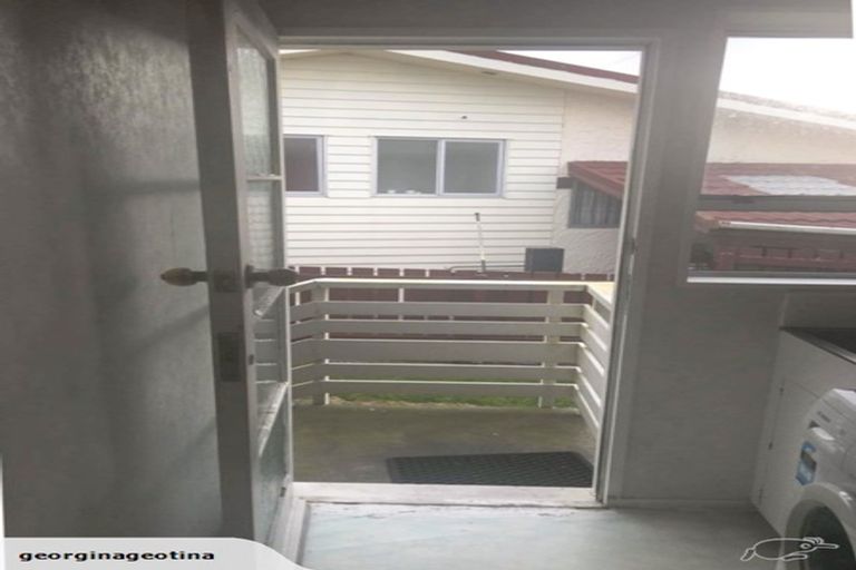 Photo of property in 37 Edgecombe Street, Newlands, Wellington, 6037