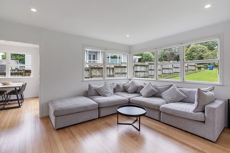 Photo of property in 24 Gill Avenue, Te Atatu Peninsula, Auckland, 0610
