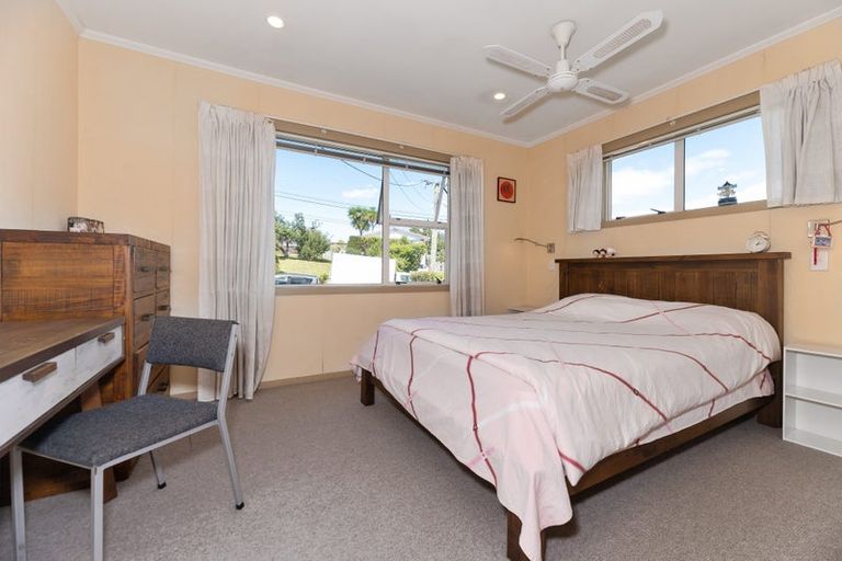 Photo of property in 23 Sherwood Avenue, Te Atatu South, Auckland, 0610