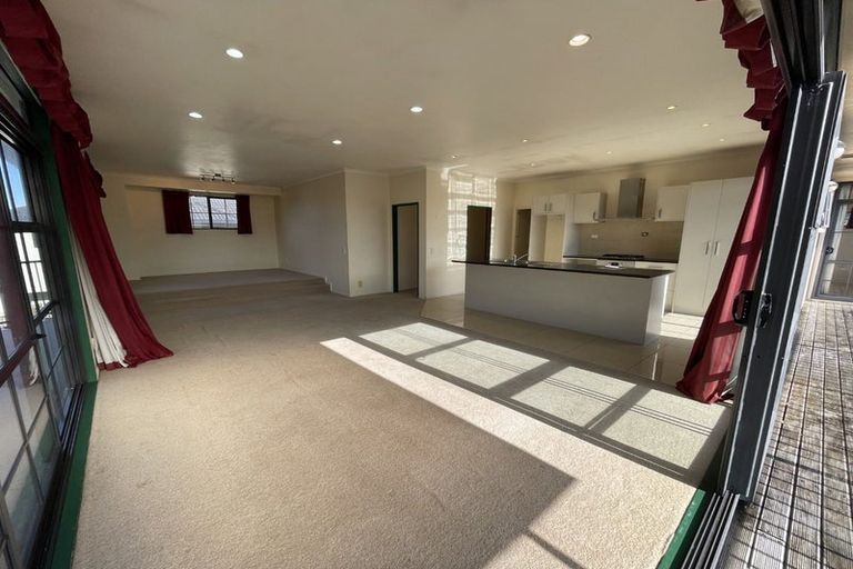 Photo of property in 9 Vinograd Drive, Te Atatu Peninsula, Auckland, 0610