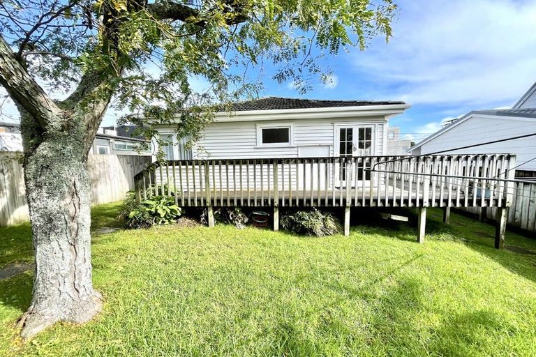 Photo of property in 1 Garadice Road, Rothesay Bay, Auckland, 0630