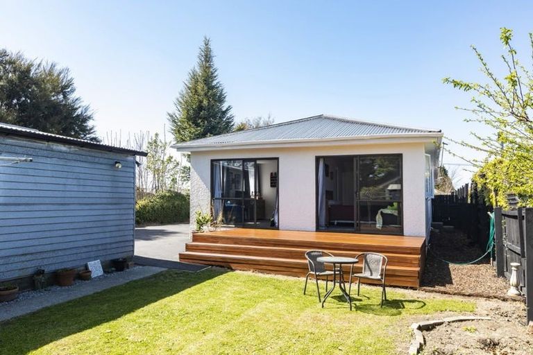 Photo of property in 100 Middlepark Road, Sockburn, Christchurch, 8042