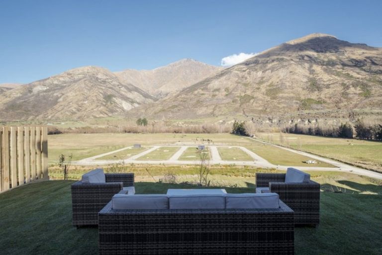 Photo of property in 22 Huxley Place, Lake Hayes, Queenstown, 9304