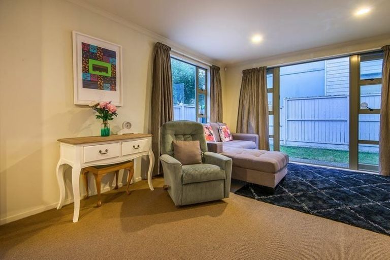 Photo of property in 37 Verdale Circle, Glen Eden, Auckland, 0602
