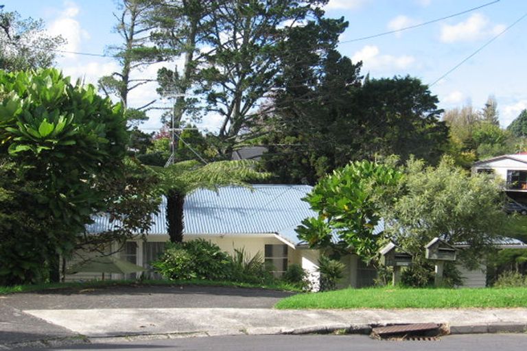 Photo of property in 28 Roland Hill, Glen Eden, Auckland, 0602