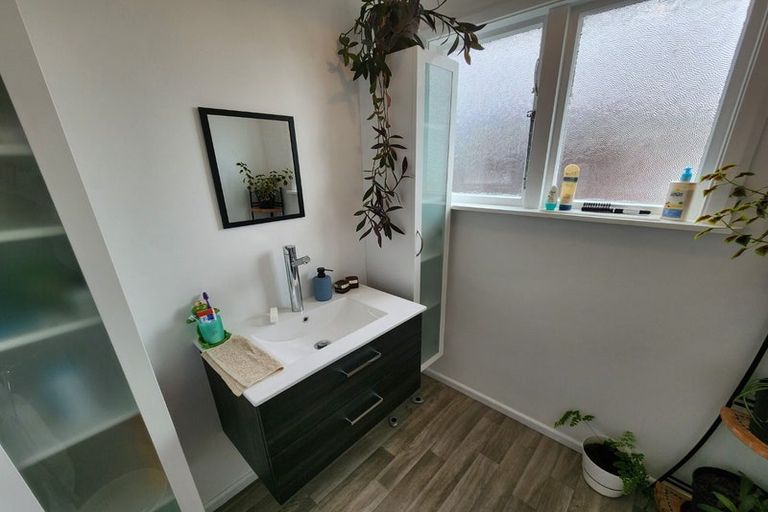Photo of property in 100 Middlepark Road, Sockburn, Christchurch, 8042