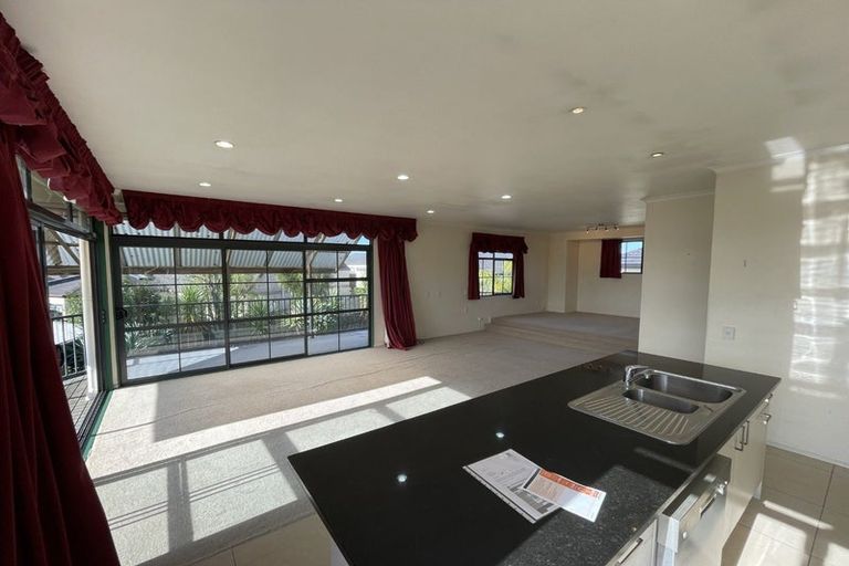 Photo of property in 9 Vinograd Drive, Te Atatu Peninsula, Auckland, 0610