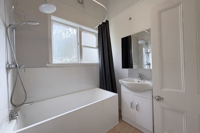 Photo of property in 44 Lynwood Road, New Lynn, Auckland, 0600