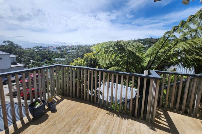 Photo of property in 15 Kopiko Way, Brooklyn, Wellington, 6021