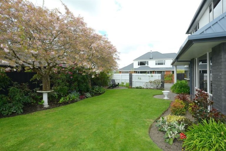 Photo of property in 16 Huntingdon Place, Avonhead, Christchurch, 8042