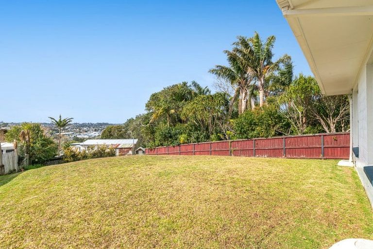 Photo of property in 2/587 Glenfield Road, Totara Vale, Auckland, 0629