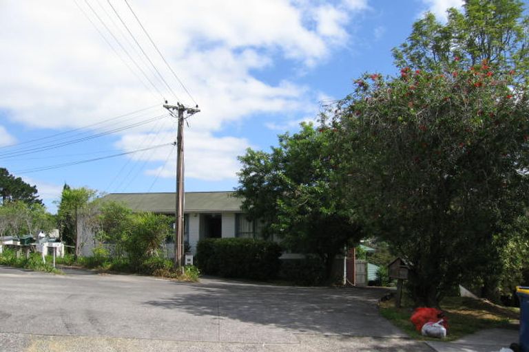 Photo of property in 2/30 Coroglen Avenue, Birkenhead, Auckland, 0626