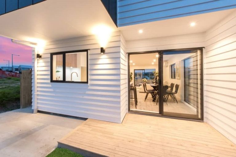 Photo of property in 15 Tahingamanu Road, Hobsonville, Auckland, 0616