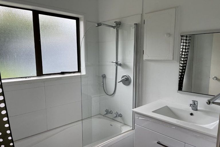 Photo of property in 28 West Harbour Drive, West Harbour, Auckland, 0618
