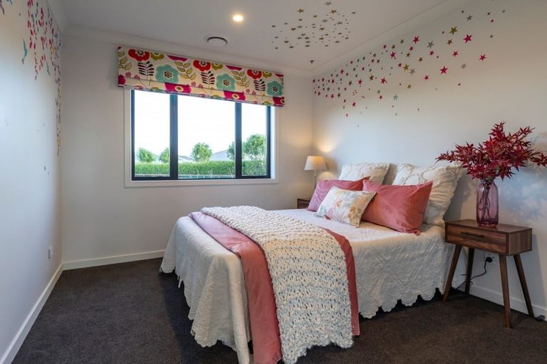 Photo of property in 33 Hogan Road, Cambridge, 3493