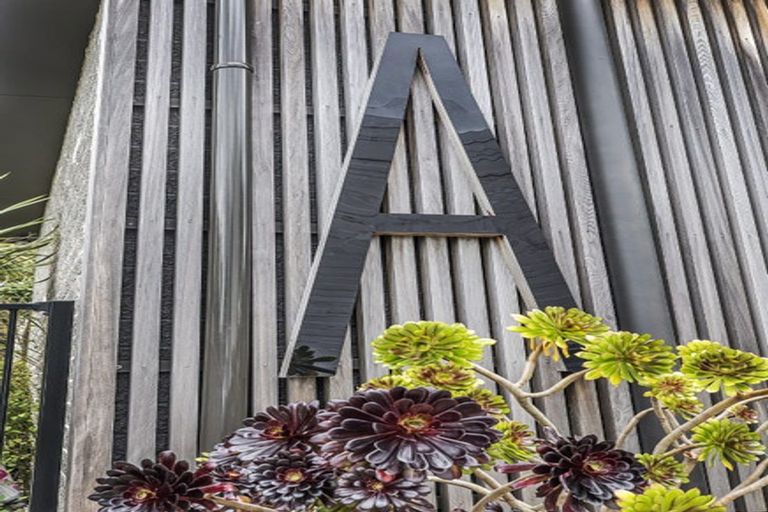 Photo of property in 14a Ferry Street, Seatoun, Wellington, 6022