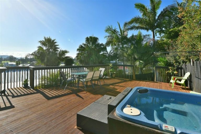 Photo of property in 43 Pohutukawa Avenue, Red Beach, 0932