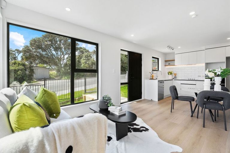 Photo of property in 1/1090 Beach Road, Torbay, Auckland, 0630