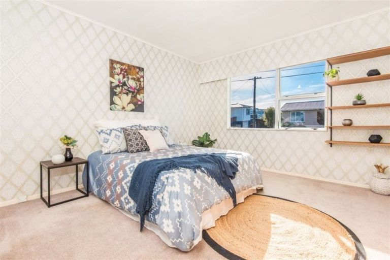 Photo of property in 6 Griffiths Grove, Newlands, Wellington, 6037