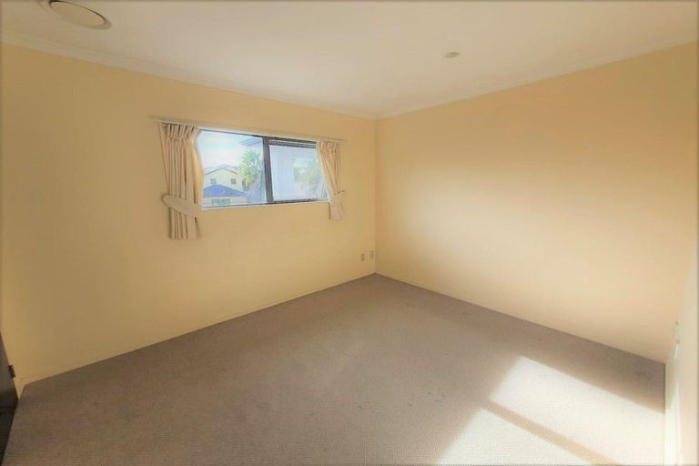 Photo of property in 9 Parkvale Grove, Te Atatu Peninsula, Auckland, 0610