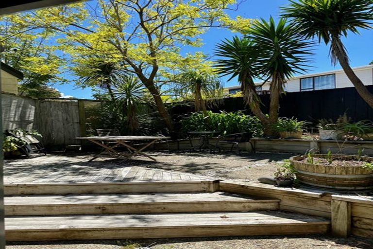 Photo of property in 11 Thalia Place, Totara Vale, Auckland, 0629