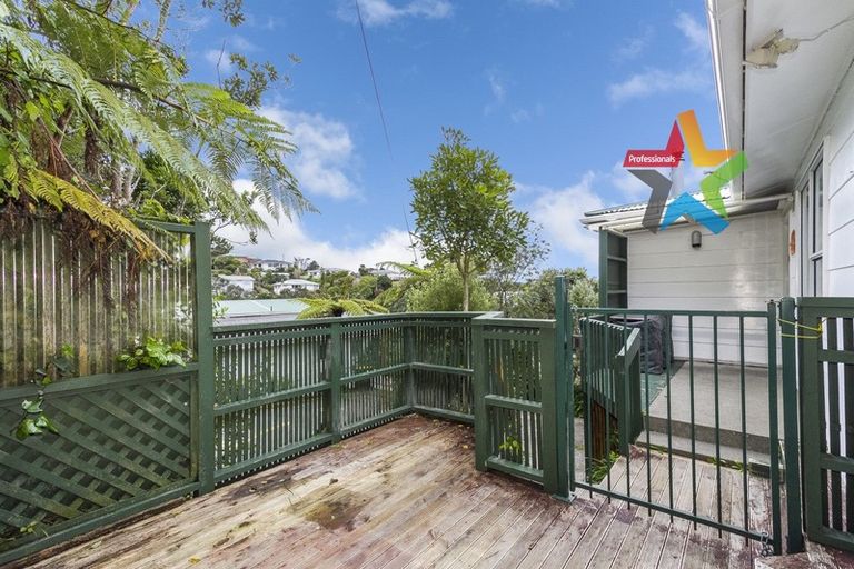 Photo of property in 18 Salford Street, Newlands, Wellington, 6037