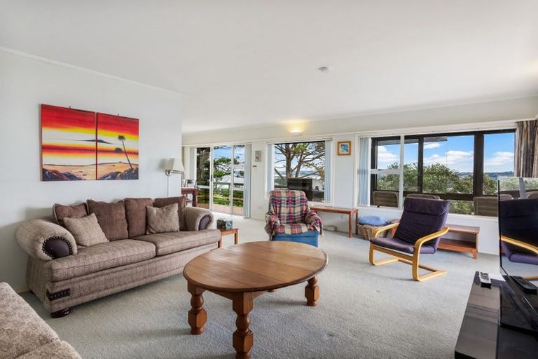 Photo of property in 23 Roberts Road, Matakatia, Whangaparaoa, 0930