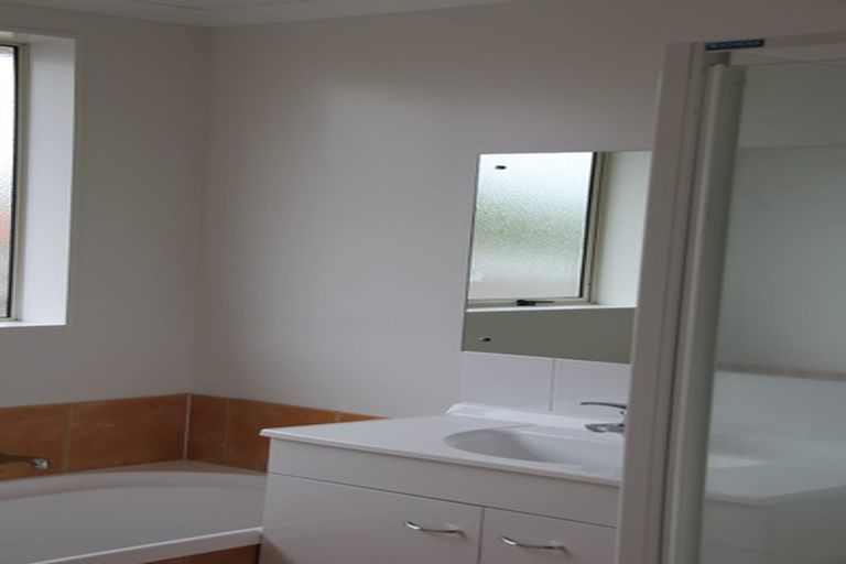 Photo of property in 28 Les Marston Place, Pukekohe, 2120