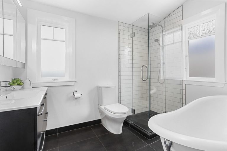 Photo of property in 35 Seaview Avenue, Northcote, Auckland, 0627