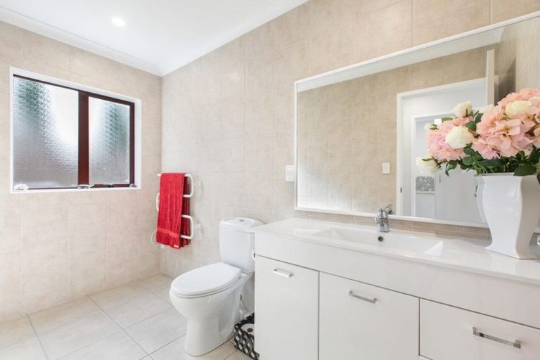 Photo of property in 13 Onemana Way, Te Atatu Peninsula, Auckland, 0610