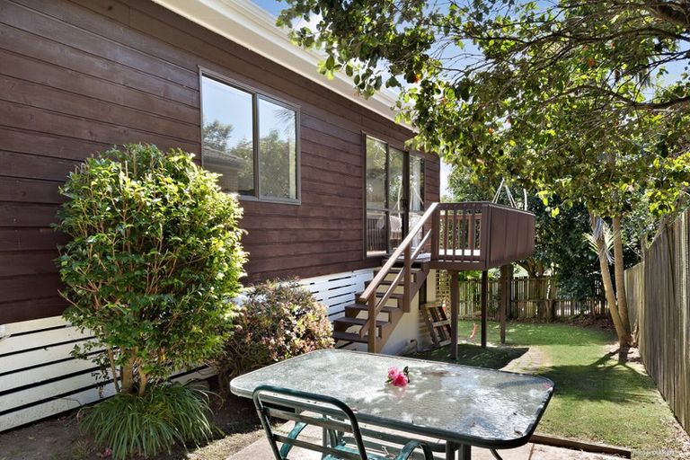 Photo of property in 2/148 Sunset Road, Unsworth Heights, Auckland, 0632