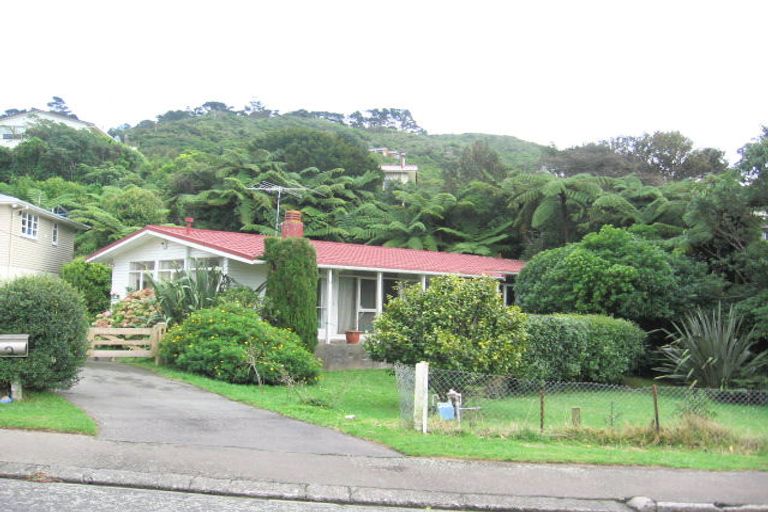 Photo of property in 2 Hollies Crescent, Johnsonville, Wellington, 6037