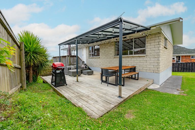 Photo of property in 2/31 Pakira Avenue, Glendene, Auckland, 0602