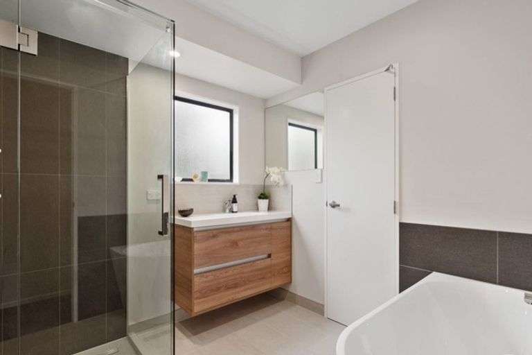 Photo of property in 168 Luckens Road, West Harbour, Auckland, 0618