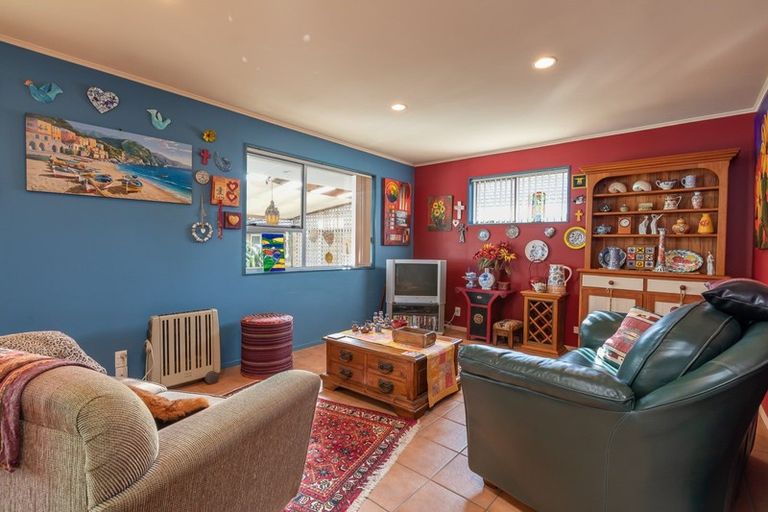 Photo of property in 25 Pehi Kupa Street, Waikanae, 5036