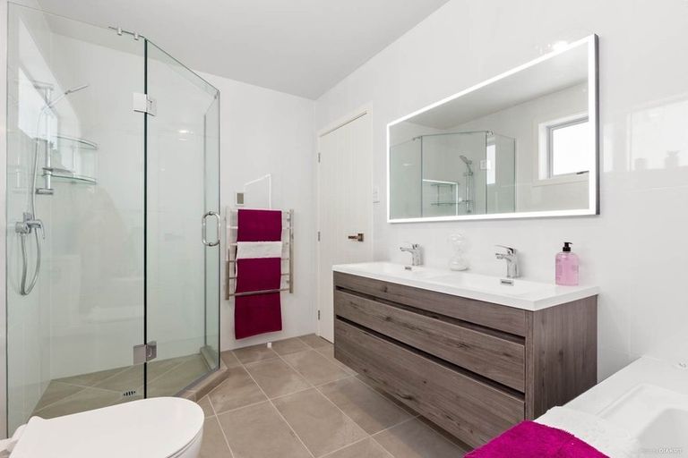 Photo of property in 4 Crieff Place, Te Atatu Peninsula, Auckland, 0610