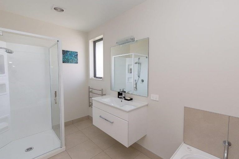 Photo of property in 10 Makomako Road, Wanaka, 9305