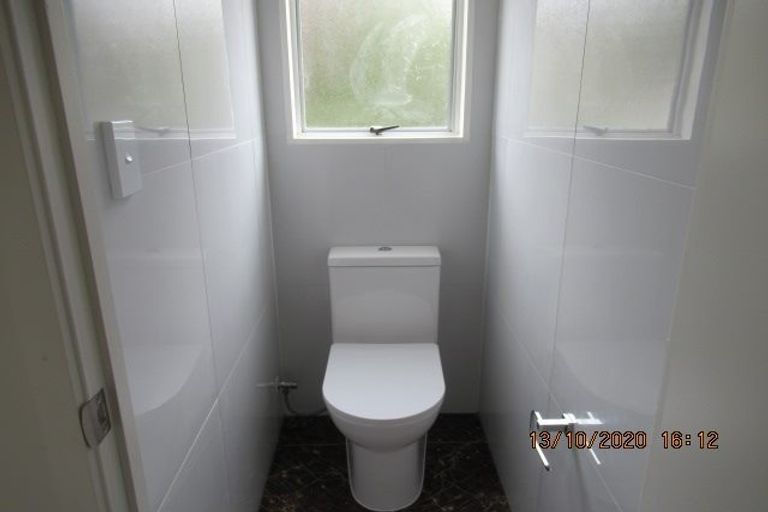 Photo of property in 15 Fernhaven Place, Massey, Auckland, 0614