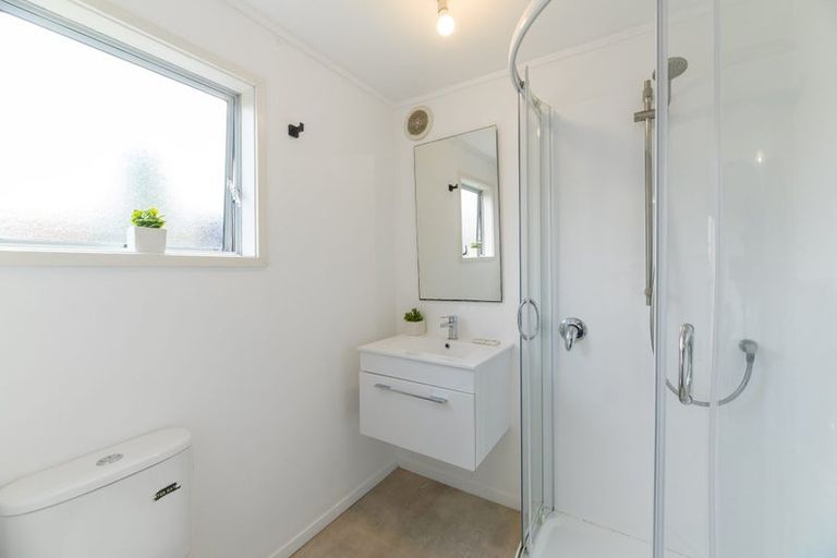 Photo of property in 33 Dawnhaven Drive, Te Atatu Peninsula, Auckland, 0610