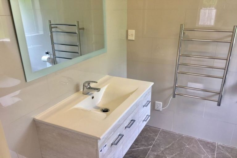 Photo of property in 10 Newry Close, East Tamaki Heights, Auckland, 2016