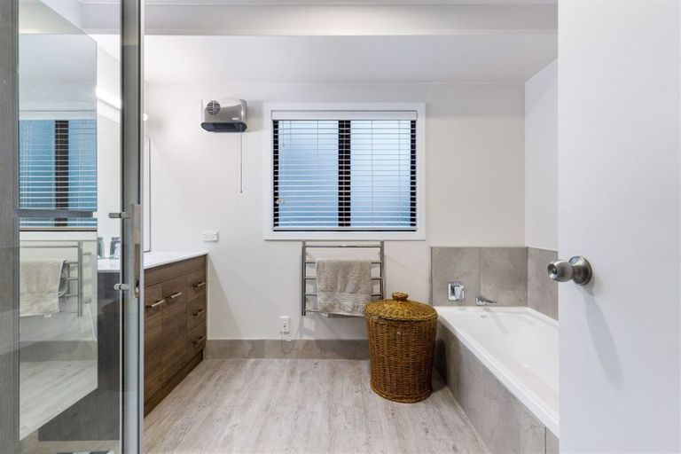 Photo of property in 22 Darcy Place, Massey, Auckland, 0614